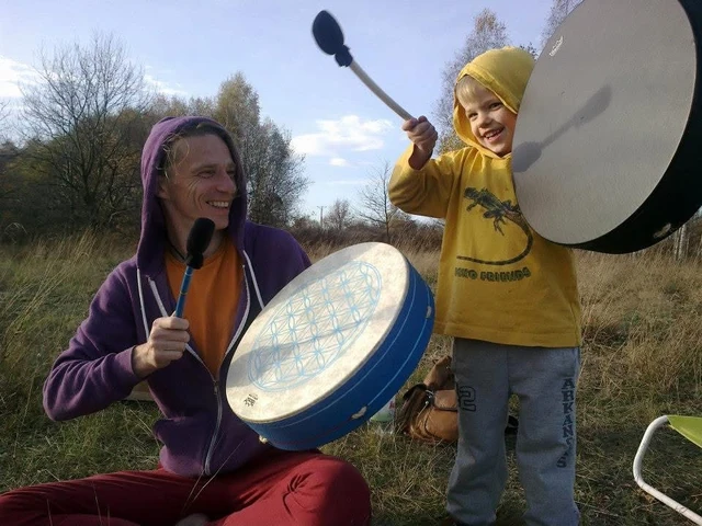 Wspólne bębnienie z synem